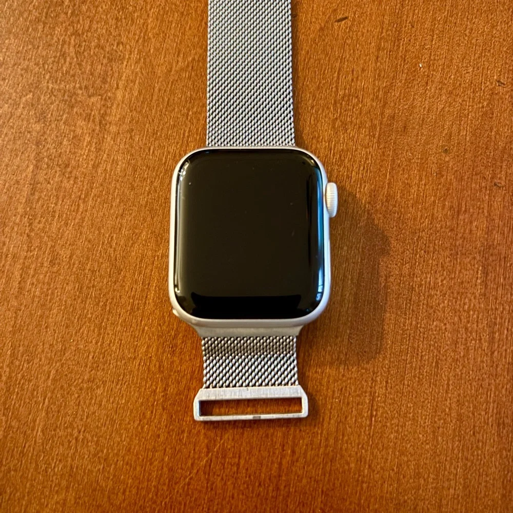 Apple Watch Series 5 With 3 Straps and Charger - Picture 2 of 7